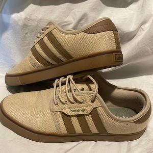 Sneaker’s like new, super clean and excellent condition